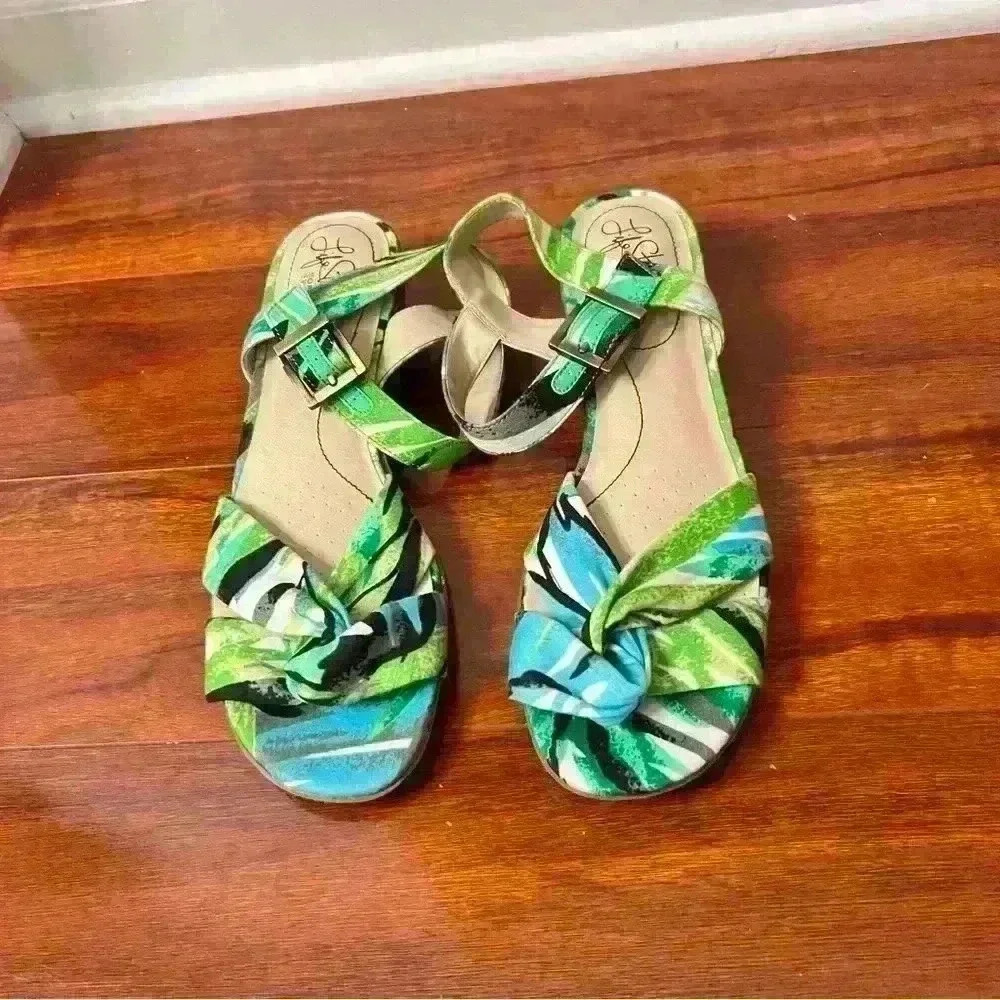 Life Stride Soft Systems Women Size 9.5 Tropical Leaf Sandals Green Blue Buckle